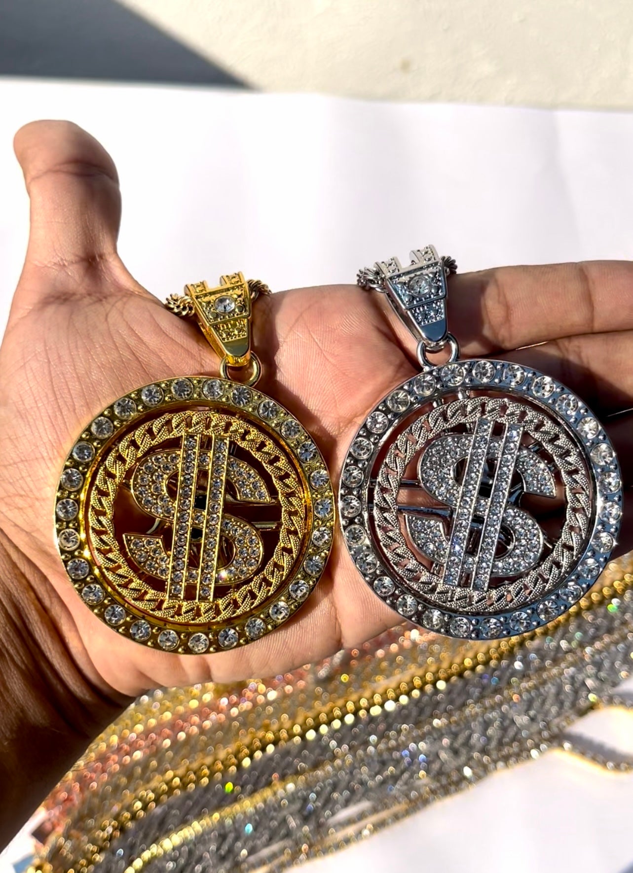 Dije Dolar Plateado Giratorio con Cadena